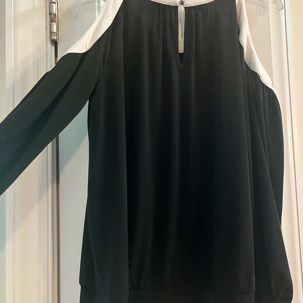 Chicos cold shoulder Women's Black, White contrast trim top size 1, missy M - Picture 2 of 7